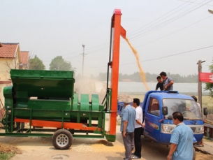 玉米脫粒機(jī)脫粒現(xiàn)場(chǎng)